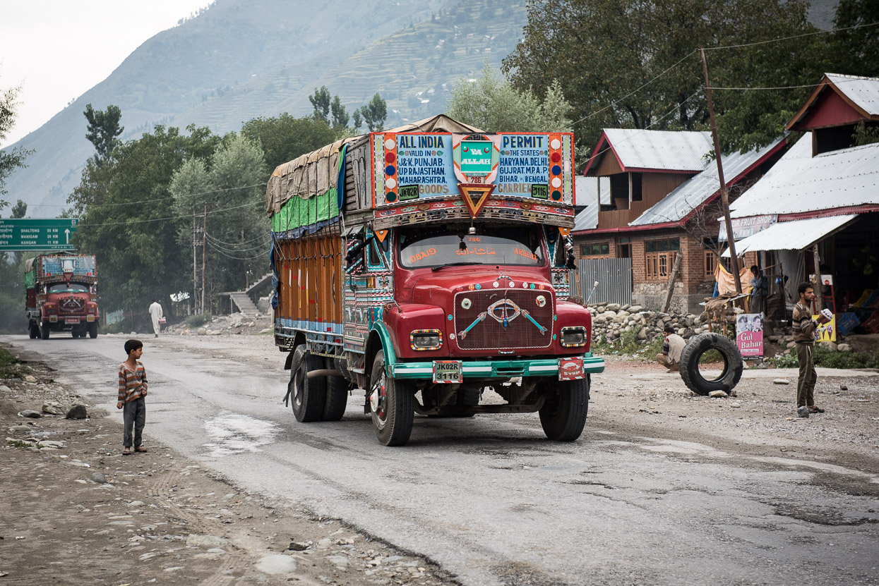 truck on srinagar leh highway 1d