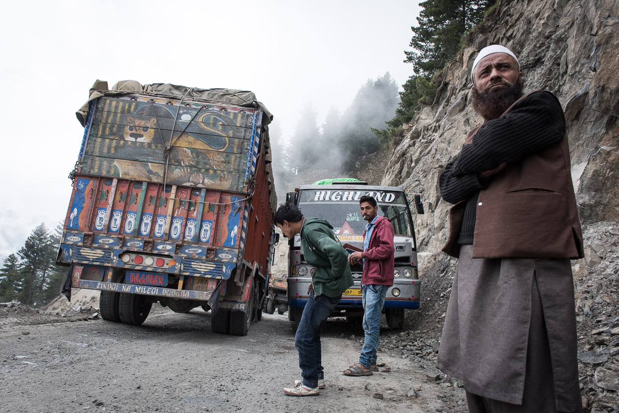 truck crossing a bus on srinagar leh highway