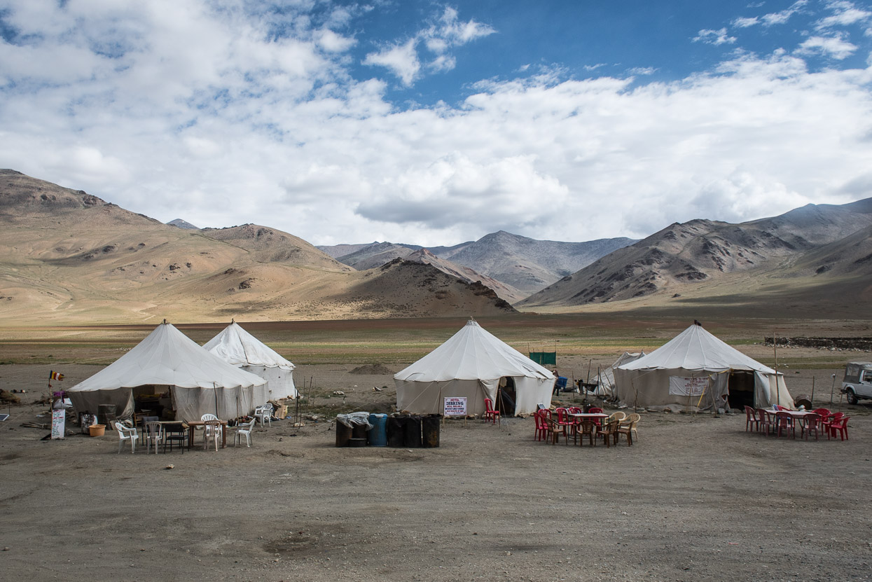 restaurants in tent on manali leh highway