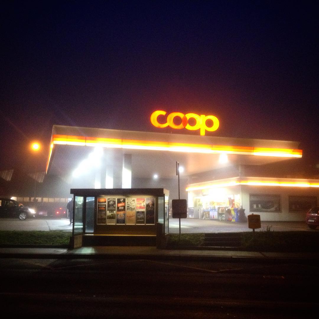 Don't know how many minutes/hours i've been waiting at this bus station. But tonight it was the first time i felt that i should take its picture. #coop #tankstelle